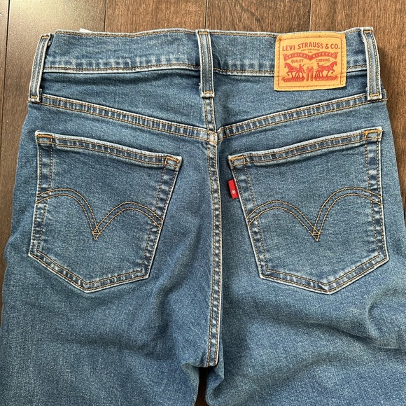 Gently worn Size 27 Levi’s Wedgie Skinny Jeans. - Picture 3 of 4